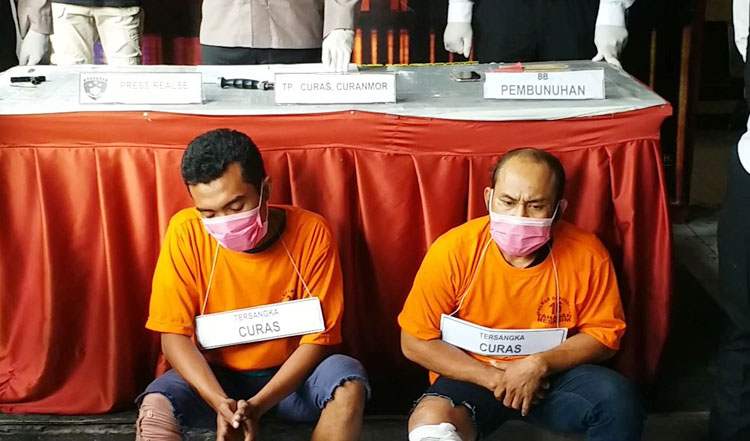 Kedua tersangka curas saat dihadirkan dalam pers rilis di Mapolres Bangkalan. Tampak kaki kanan masing-masing tersangka dibalut perban.