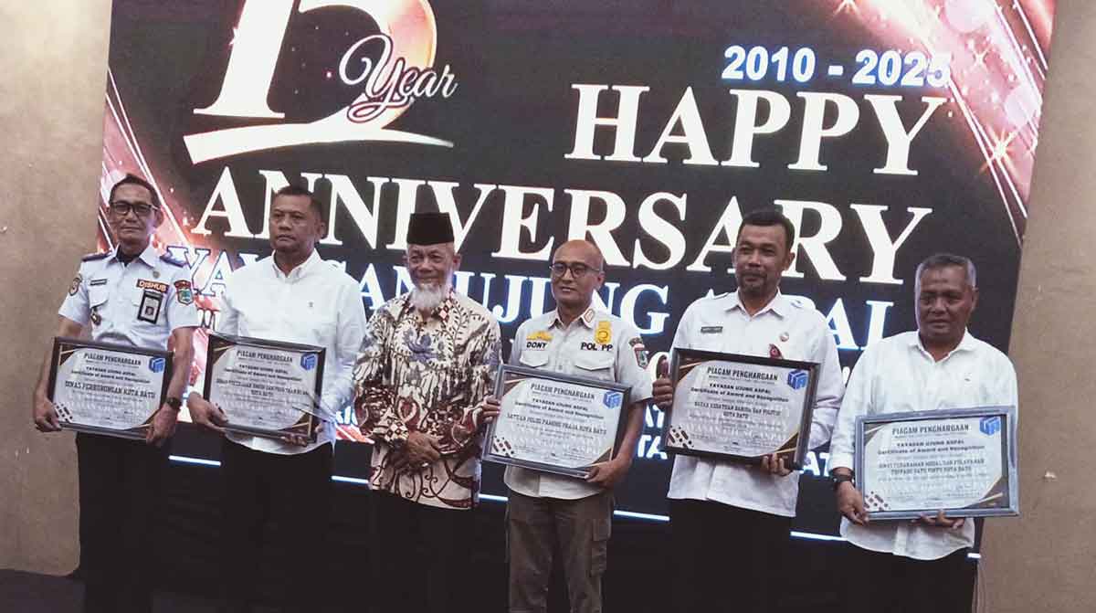 Para penerima penghargaan dari LSM YUA atau Yayasan Ujung Aspal Jawa Timur. 