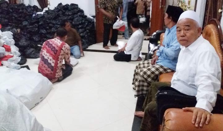 Dr. KH. Asep Saifuddin Chalim, MA sedang mengawasi pembagian bingkisan lebaran di kediamannya Pondok Pesantren Amanatul Ummah, Pacet, Mojokerto, Jawa Timur, Ahad malam (2/6/2019). foto: BANGSAONLINE.com