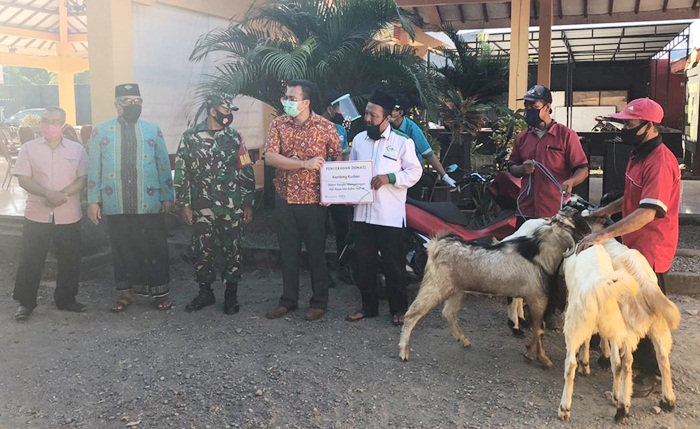 Secara simbolis hewan kurban diserahkan oleh perwakilan perusahaan kepada warga.