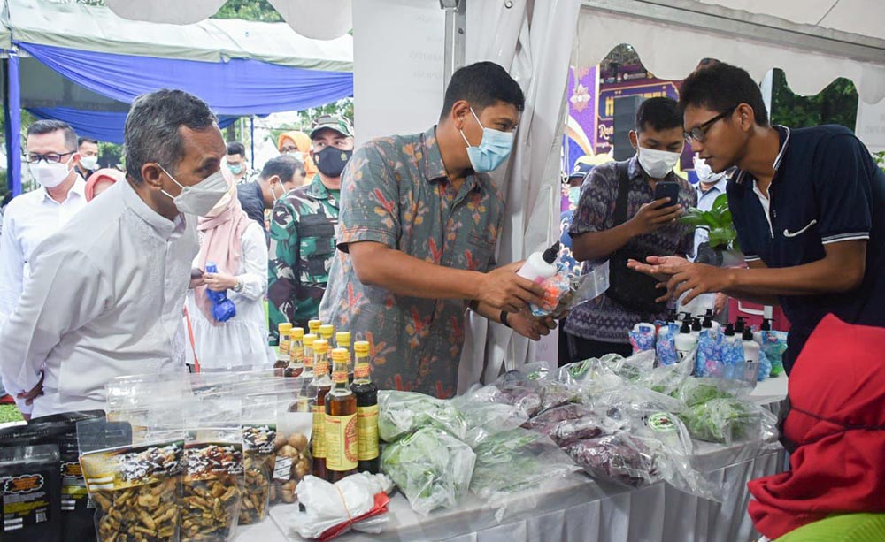 Kepala KPwBI Kediri Choirur Rofiq (kiri) dan Wali Kota Kediri Abdullah Abu Bakar saat menyambangi dan membeli produk UMKM di salah satu stand. foto: ist.