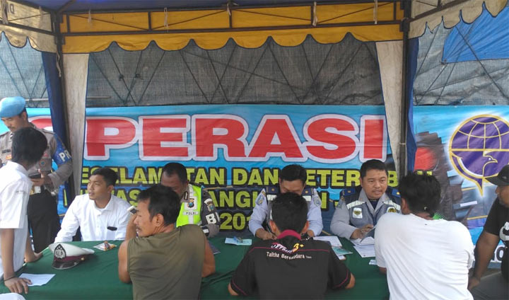 Operasi angkutan umum di terminal Cargo Beji oleh Dishub Provinsi Jatim.