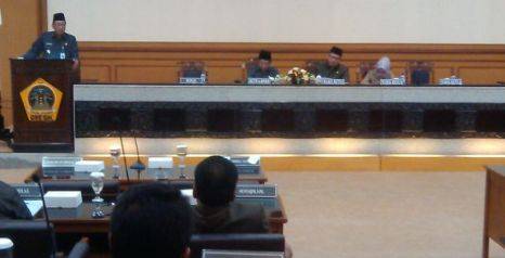 BAHAS KEPALA DESA. Suasana rapat internal pansus. foto: shopi