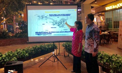 Gloria Henriette, Manager Public Relation SIA dan Royston Lim, Manager Surabaya SIA.