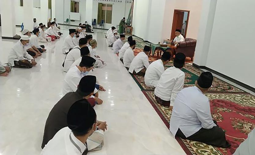Suasana salat malam dan istighatsah di Masjid Kampus Institut Pesantren KH Abdul Chalim Pacet Mojokerto, Jumat (2/7/2021) tadi malam. foto: bangsaonline.com