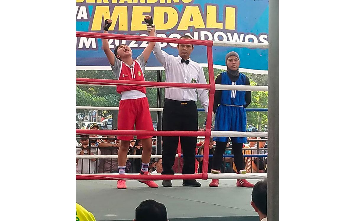 Elisabeth Louisa Valeria berselebrasi setelah dinyatakan menang angka dalam laga final melawan petinju dari Kota Pasuruan di kelas 50 kg putri.