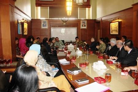 ?Sekdaprov Jatim menerima Dubes RI untuk Brusel beserta investor di ruang kerja. Foto:nisa/BANGSAONLINE