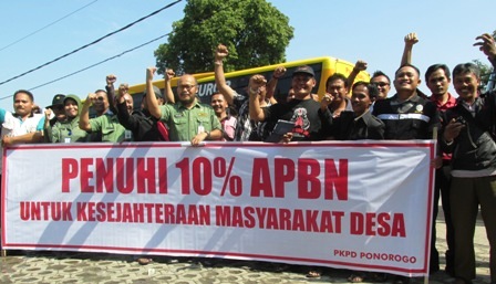 Sebanyak 220 orang anggota Paguyuban Kepala Desa  Kabupaten Ponorogo yang siap berangkat ke Jakarta untuk menyampaikan aspirasi. Foto: nur prihantoro/BangsaOnline.com