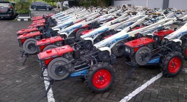 Hand tractor bantuan Presiden RI, Joko Widodo di halaman kantor Disperta. (syuhud/BANGSAONLINE)