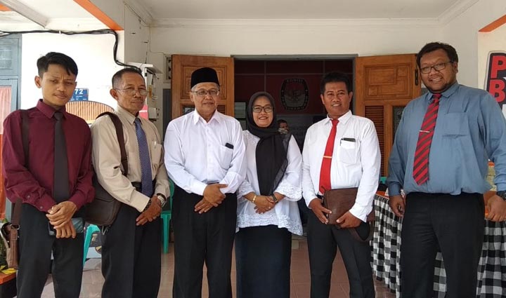 Pasangan bakal calon Wali Kota dan Wakil Wali Kota Blitar Purnawan Buchori - Indri Kuswati usai menyerahkan berkas dukungan.