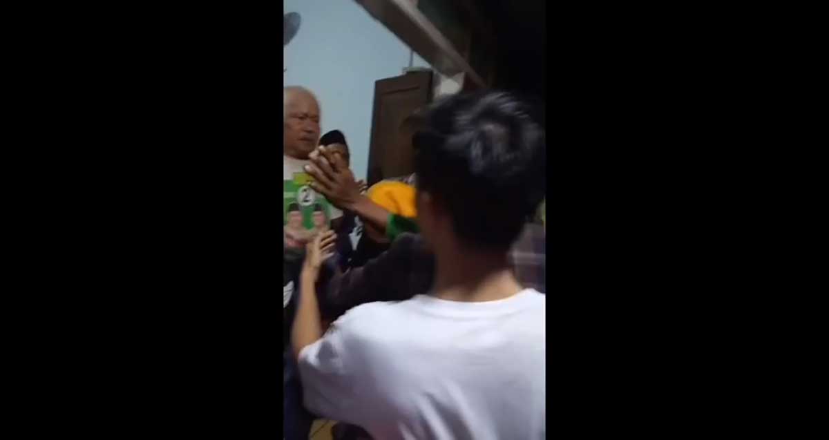 Tangkapan layar penganiayaan seorang kakek di Desa Pasinan, Kecamatan Lekok, Kabupaten Pasuruan.