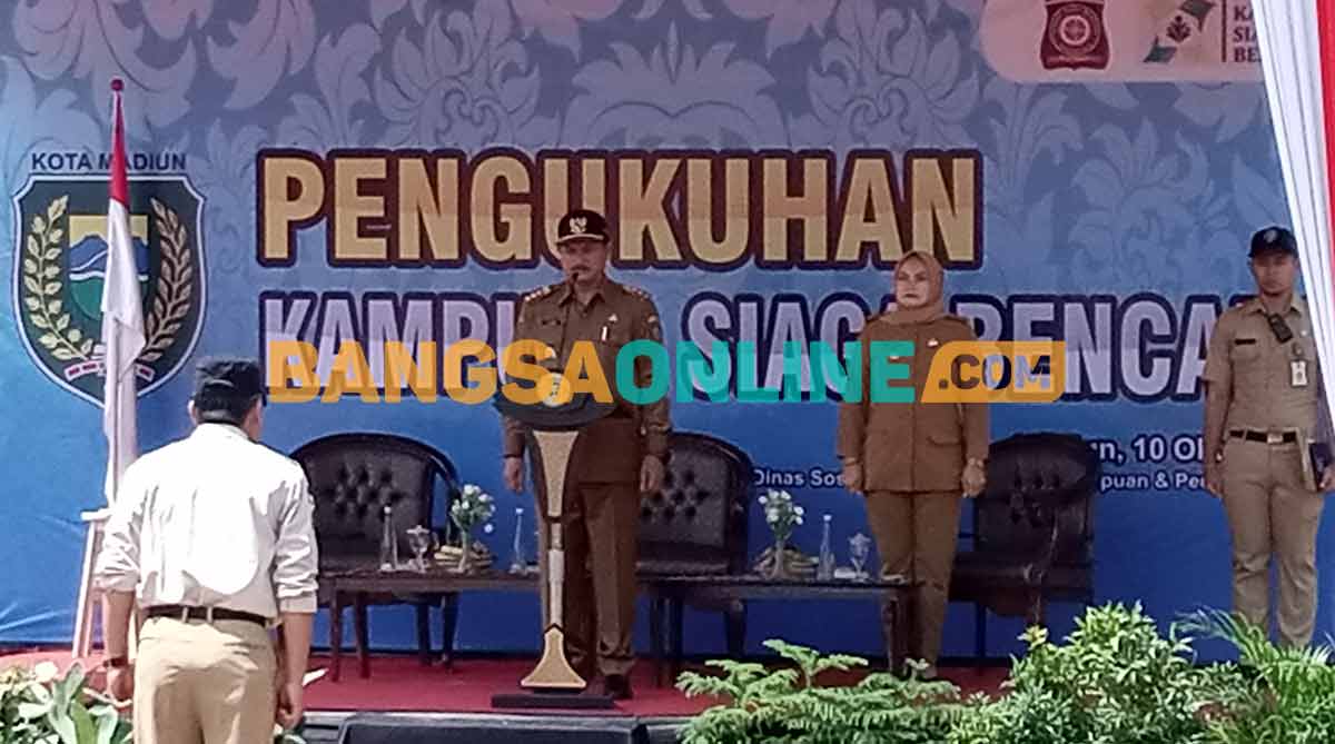 Wali Kota Madiun saat memimpin apel pengukuhan petugas kampung siaga bencana kelurahan di Kecamatan Manguharjo. Foto: HENDRO SUHARTONO/BANGSAONLINE
