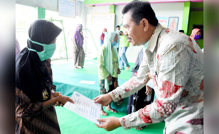 Bupati Pungkasiadi menyerahkan bansos Rehabilitasi Sosial Lanjut Usia.  