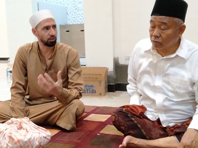 Prof Dr KH Asep Saifuddin Chalim bersama Syaikh Barmawi asal Mesir usai walimatul aqiqah cucu Kiai Asep Saifuddin Chalim, Sabtu (4/4/2020). foto: MA/ BANGSAONLINE.com