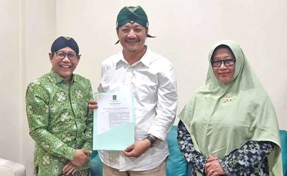 Ketua Desk Pilkada DPP PKB, Abdul Halim Iskandar (kiri) bersama Deny Widyanarko (tengah), dan Mudawamah. Foto: Ist.