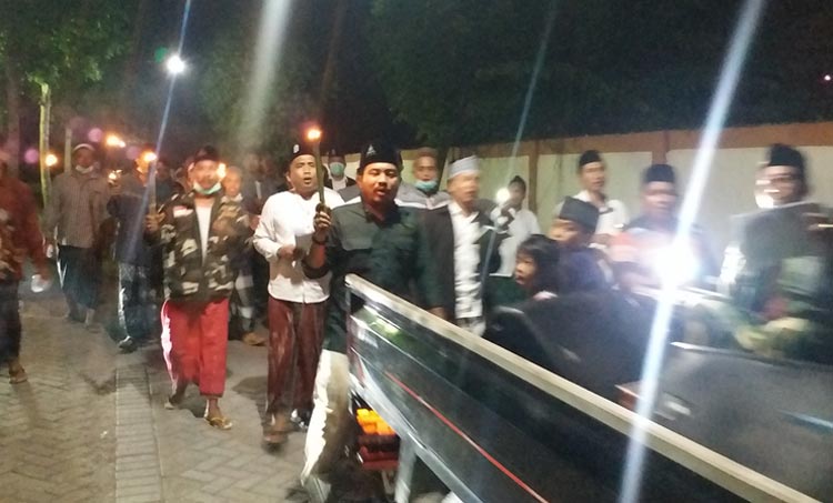 Wakil Ketua DPRD Bangkalan Hotib Marzuki bersama sejumlah warga Telang Kamal dan Banser melaksanakan pembacaan sholawat burdah keliling, Sabtu (21/3) malam.