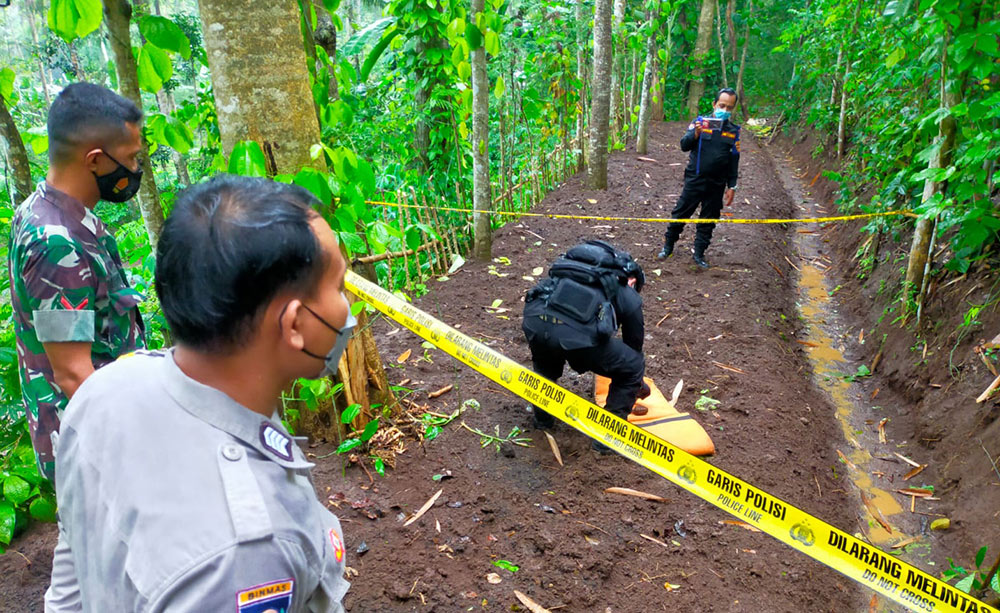 Unit Jibom Satbrimobda Polda Jatim saat mengevakuasi granat nanas.