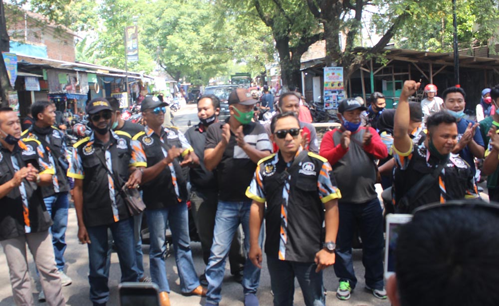 Sejumlah aktivis saat memblokir jalan dalam demo menuntut perbaikan jalan rusak.
