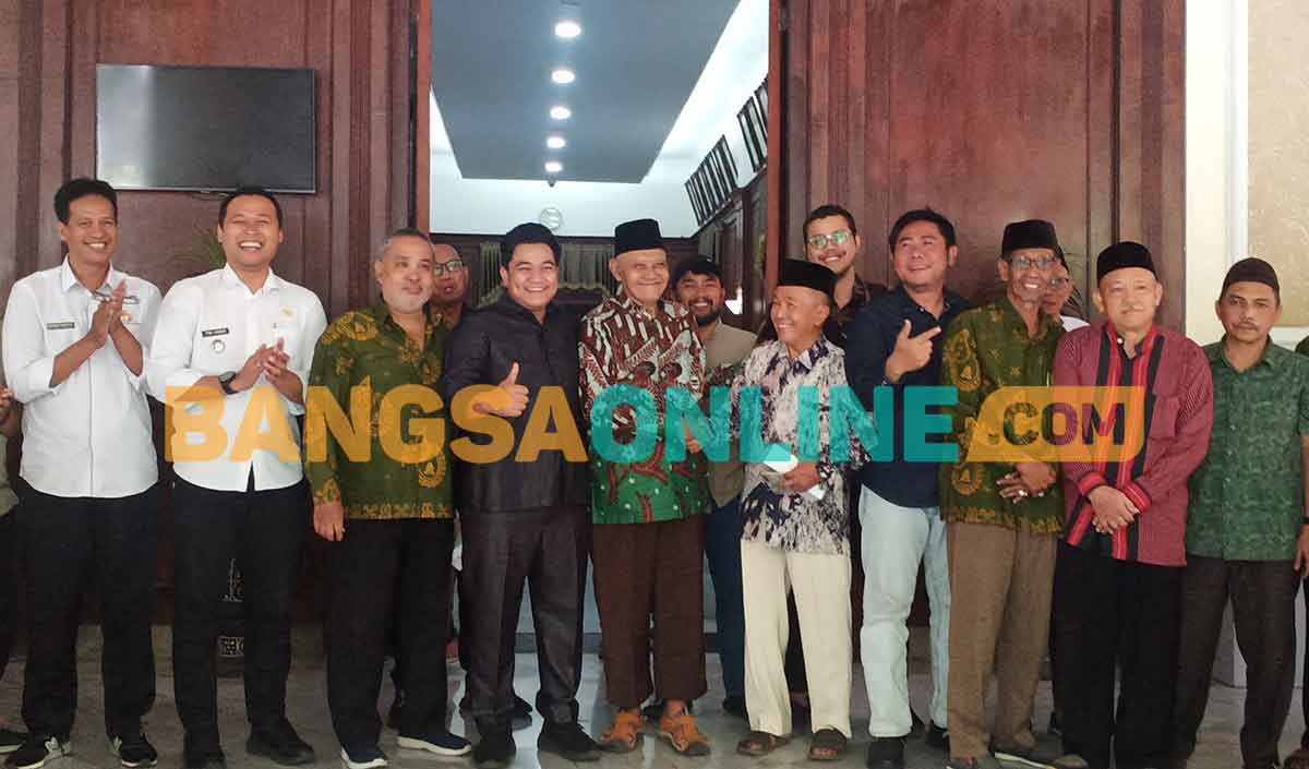 Ketua DPRD Gresik, M Syahrul Munir, didampingi salah satu wakilnya, Lutfi Dhawam, pengurus Yayasan Sunan Giri dan Kaum Giri usai audiensi. Foto: SYUHUD/BANGSAONLINE.