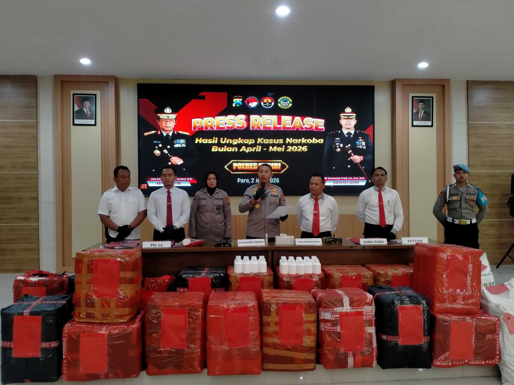 Kapolres Kediri, AKBP Bramastyo Priaji dan jajaran saat menggelar konferensi pers di Mapolres Kediri. (Ist).