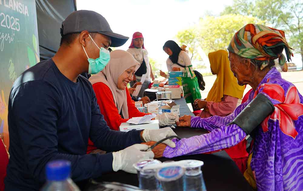 Tim medis bersama Insan Petrokimia Gresik memberikan pemeriksaan kesehatan gratis bagi lansia di Pulau Talango dalam program PG Bakti Pelosok Negeri.