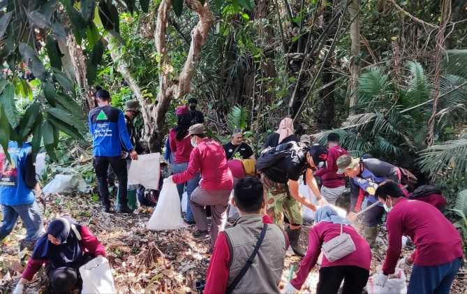 Para relawan saat melakukan giat bersih-bersih sampah. Foto: MUJI HARJITA/ BANGSAONLINE