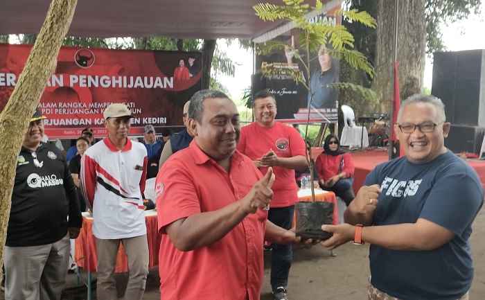 Ketua ARPL Kediri dr. Ari Purnomo Adi (kanan) saat menyerahkan secara simbolis bibit pohon kepada Ketua PAC PDIP Kecamatan Kandat, Hantoro, disaksikan oleh Ketua DPRD Kabupaten Kediri, Dodi Purwanto. Foto: MUJI HARJITA/ BANGSAONLINE.com

