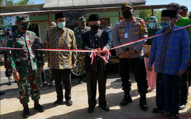 Bupati Sumenep Dr. KH. A. Busyro Karim, M.Si ketika meresmikan kampung tangguh.