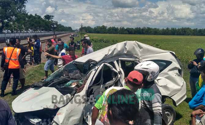 Avanza Disambar Kereta Api di Baureno, Mobil Terseret 1 Kilometer, Penumpang Tewas