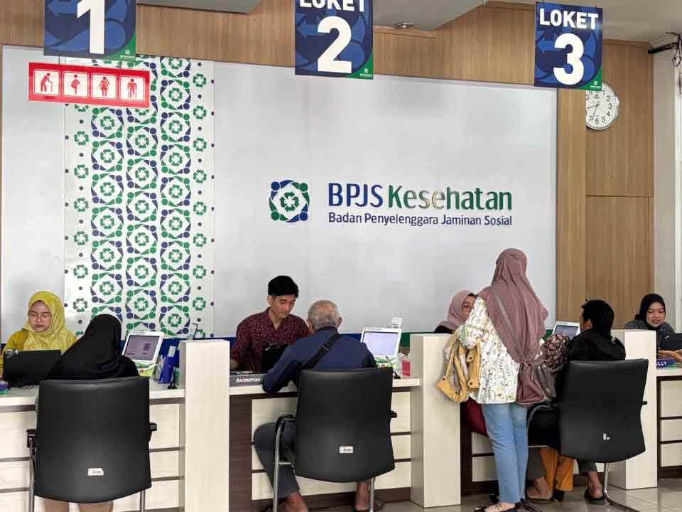 Para petugas BPJS Kesehatan saat melayani berbagai keperluan peserta JKN.