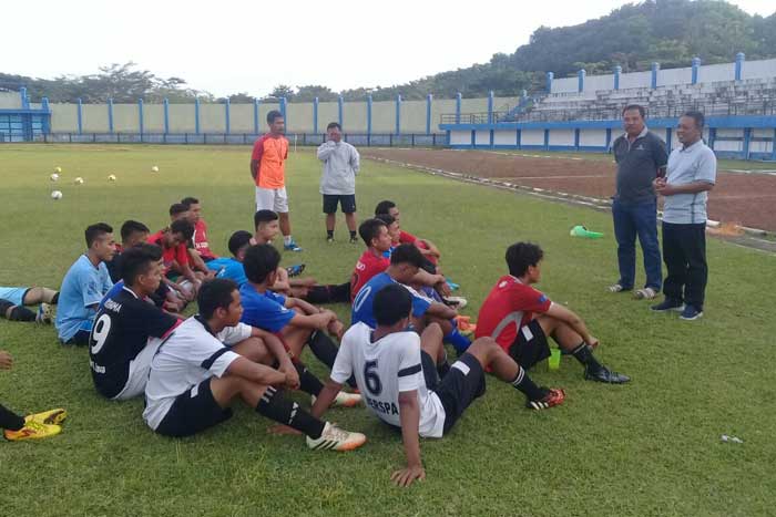 Indartato didampingi Ketua Pengcab Pacitan Sanyoto, manajemen Perspa, dan tim pelatih saat memberi morivasi di stadion Pacitan, Senin (26/3). foto: ist/BANGSAONLINE