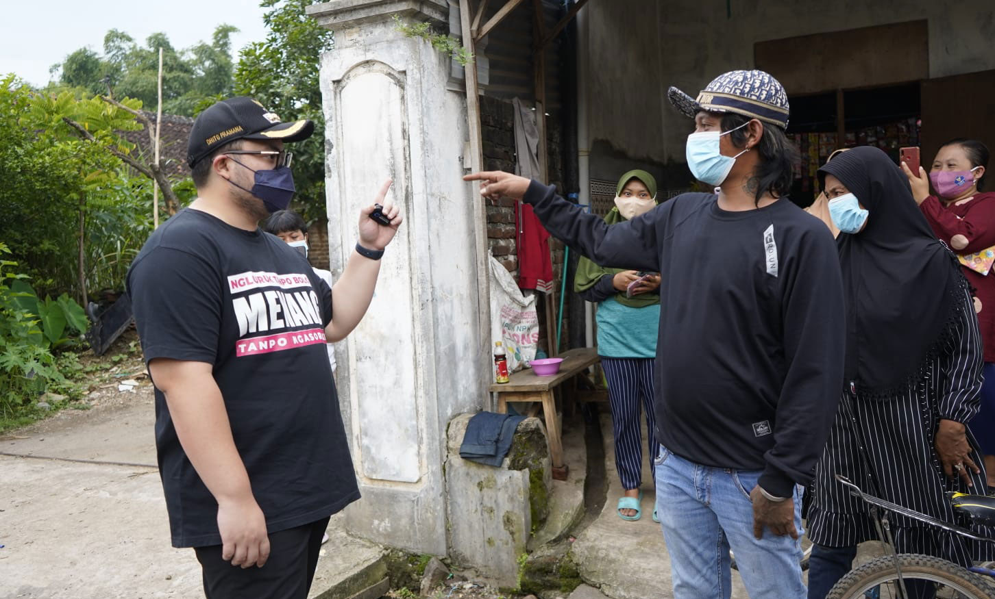 Bupati Kediri Hanindhito Himawan Pramana (kiri) saat berbincang dengan Abdul Tholib, pemilik akun tiktok @menjengkimhoa3. foto: ist.