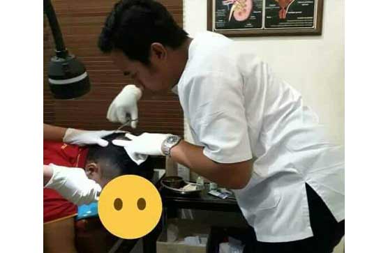 Karyawan minimarket mendapat perawatan medis.