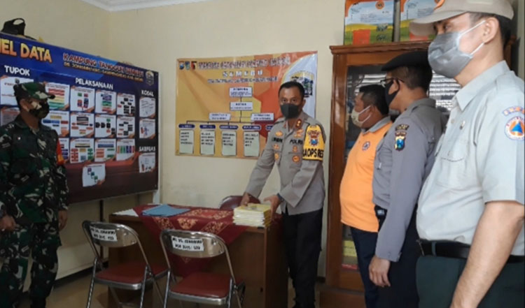Kapolres Kediri AKBP Lukman Cahyono didampingi Plt. Kepala Pelaksana BPBD Kabupaten Kediri Slamet Turmudi, Kapolsek, dan Danramil Gampengrejo, serta Kades Jongbiru saat mengecek ruangan di Pos Jaga Kampung Tangguh Semeru di Kompleks Balai Desa Jongbiru. (foto: MUJI/ BANGSAONLINE)