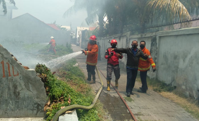 Petugas Damkar Kota Probolinggo saat meredam amukan si jago merah