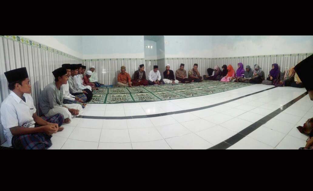 Suasana buka bersama dan pemberian bantuan dari LSPT kepada Panti Asuhan Hasyimiyah, Kecamatan Diwek, Kabupaten Jombang, Rabu (29/6) petang. foto: romza/ BANGSAONLINE
