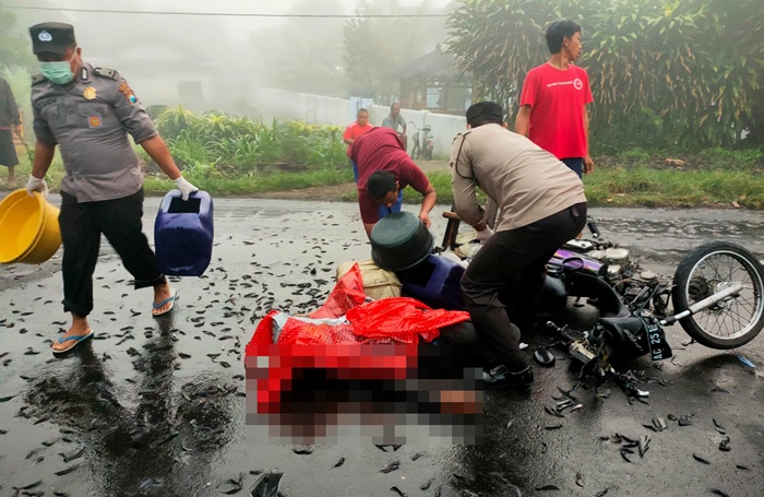 Petugas saat mengevakuasi korban laka di Desa Tegowangi. Tampak benih-benih ikan lele berserakan di jalanan TKP. foto: ist.