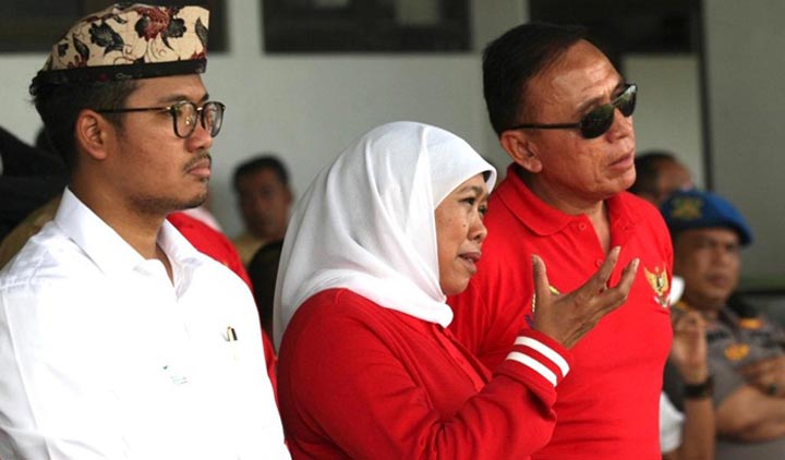 Gubernur Jawa Timur Khofifah Indar Parawansa didampingi Ketua PSSI Mohammad Iriawan dan Bupati Bangkalan R. Abdul Latif Imron Amin di Stadion Gelora Bangkalan dalam pembukaan Piala Gubernur 2020.