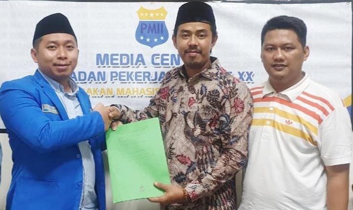 Zulfahmy Wahab saat menyerahkan berkas pendaftaran Caketum PB PMII.