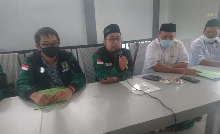 Ketua DPC PPP Jember H. M. Madini Farouq saat konferensi pers terkait kasus dugaan pemukulan yang dilakukan Anggota DPRD Jember asal PPP, Imron Baihaqi, Selasa (02/02/2021) siang.