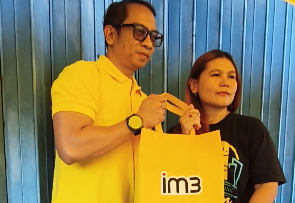  Fahd Yudhanegoro, EVP Head of Circle Java Indosat Ooredoo Hutchison saat memberi cinderamata kepada Eni Siswanto, pemilik Tahu Mar. Foto: Muji Harjita/BANGSAONLINE