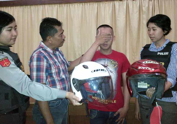 Kanit Reskrim Polsek Simokerto AKP Mardjoko mengintrogasi tersangka dan polwan membawa BB helm. (ft: rusmiyanto/BANGSAONLINE)