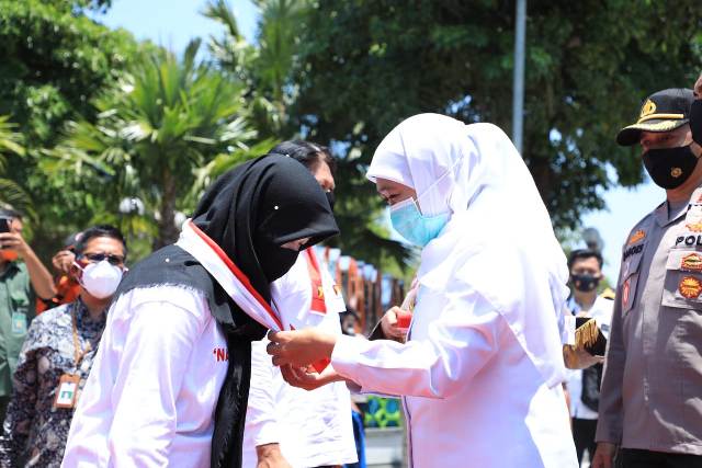 Gubernur Jawa Timur Khofifah Indar Parawansa mengalungkan tanda penghargaan pada santri. Foto: ist