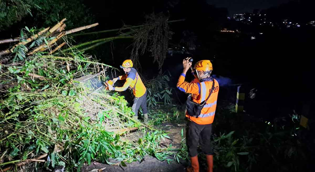 Petugas saat meninjau longsor di Dusun Kekep, Desa Tulungrejo, Kecamatan Bumiaji, Kota Batu.