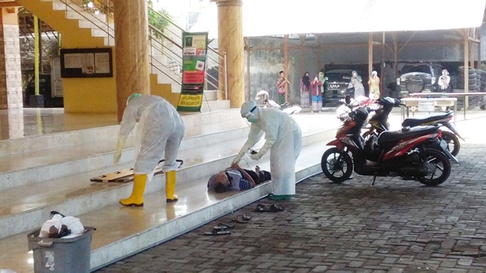 Gunakan APD lengkap, tim medis evakuasi warga Kraton Bangkalan yang meninggal di teras Masjid Senenan.