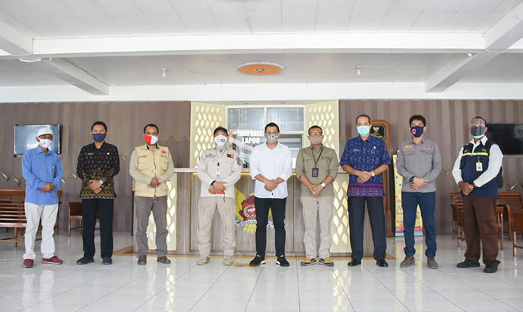 Wali Kota Kediri, Abdullah Abu Bakar (baju putih) bersama Tim Penilai Lomba Desa Tanggap Bencana (Destana) Provinsi Jawa Timur. (foto: ist).