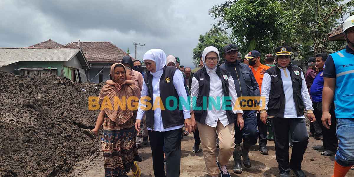 Gubernur Khofifah ketika meninjau lokasi terdampak APG Semeru. Foto: DEVI FITRI AFRIYANTI/BANGSAONLINE