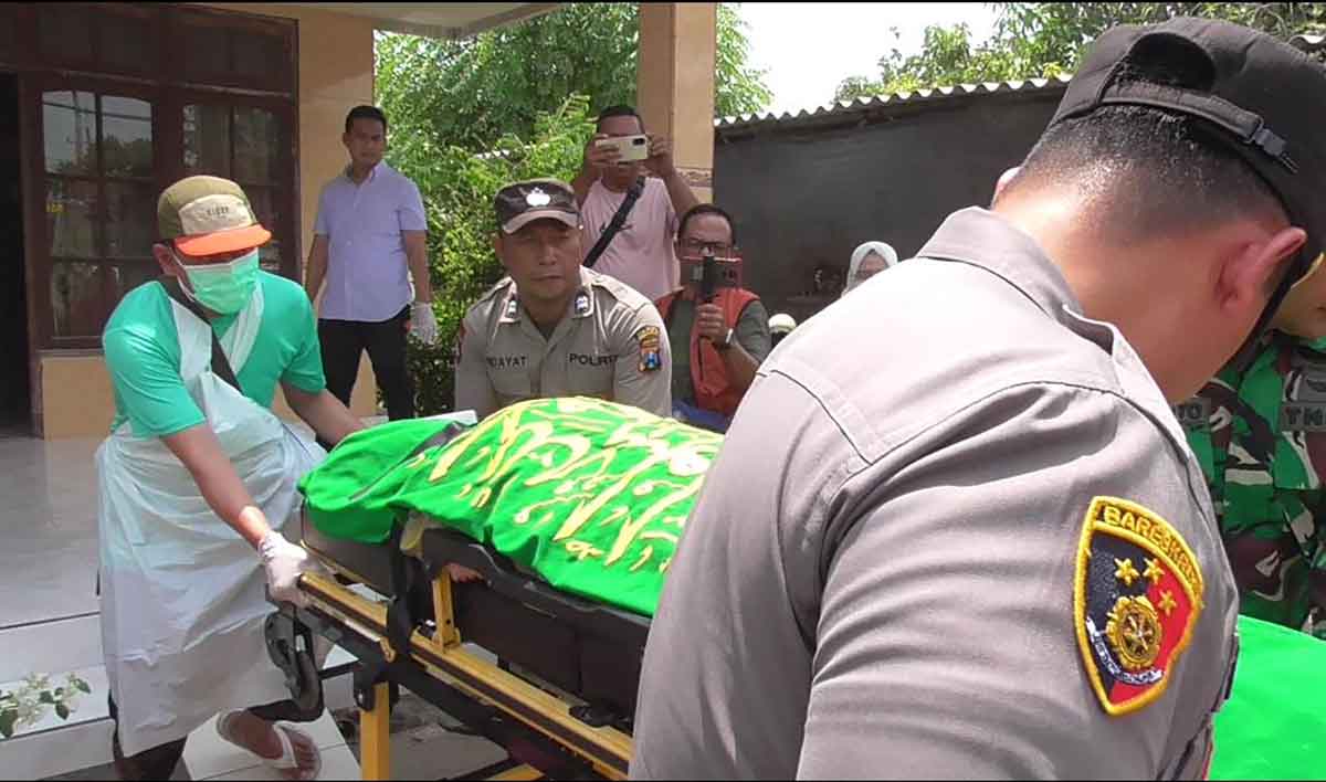 Petugas saat mengevakuasi jenazah seorang guru di Sidoarjo yang ditemukan tewas.