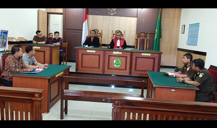 Suasana sidang praperadilan Genpatra terhadap Kejari Gresik di PN Gresik. foto: SYUHUD/ BANGSAONLINE