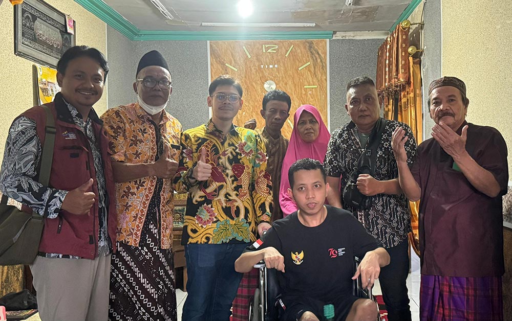 Adiel Muhammad Kanantha menyerahkan kursi roda ke warga Gedang Porong, Kamis (26/2/2026). Foto: Ist.